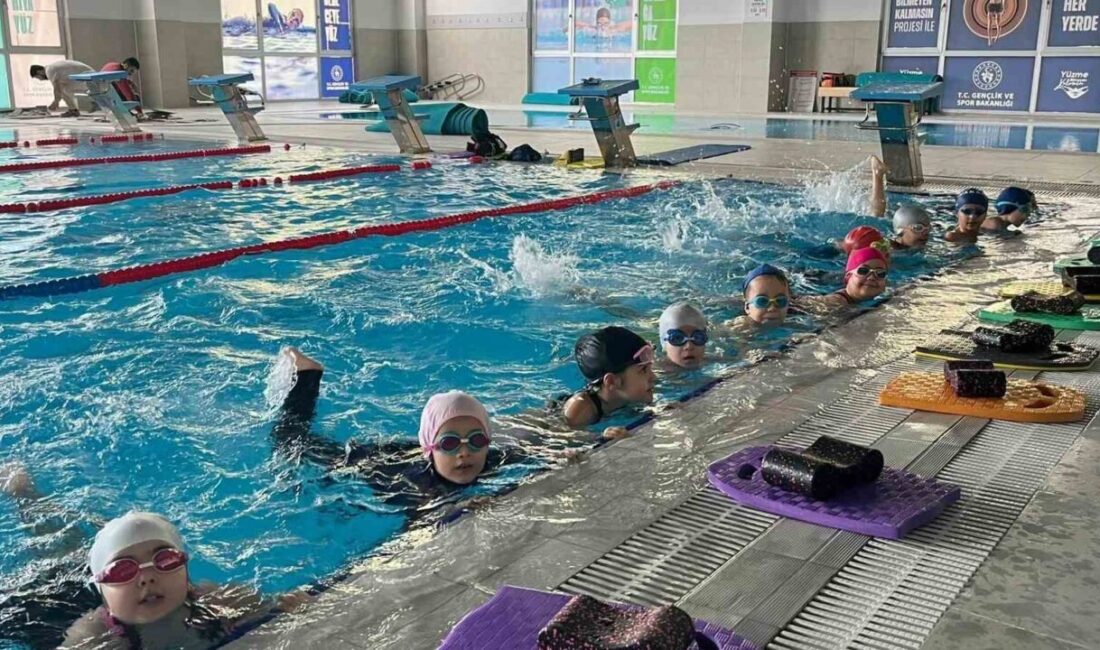 Aydın’ın Efeler ilçesindeki yarı olimpik yüzme havuzunda eğitimler devam ederken,