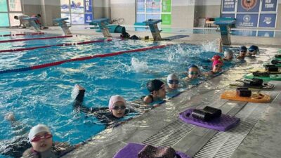 Aydın’ın Efeler ilçesindeki yarı olimpik yüzme havuzunda eğitimler devam ederken,