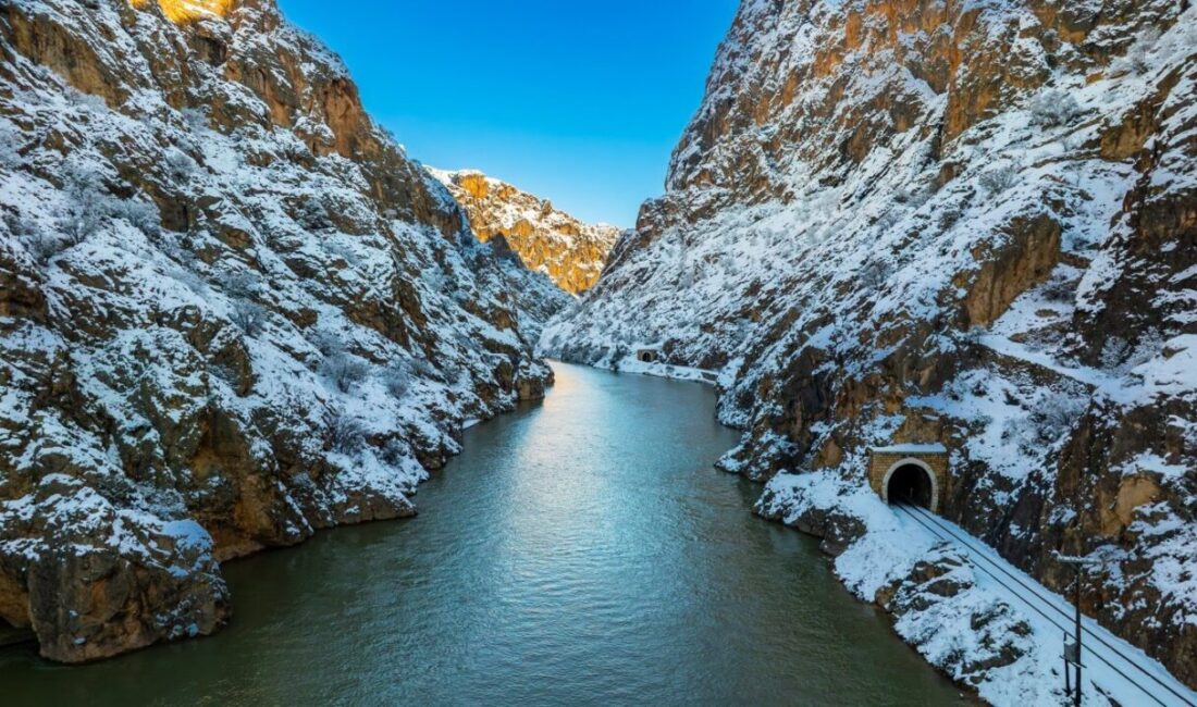 Erzincan’ın İliç ilçesindeki Aydınlık Kanyon, Fırat Nehri’nin sarp kayalıklar arasından