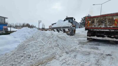 Bayburt’un Aydıntepe ilçesinde karla mücadele çalışmaları devam ediyor. Ekipler, ilçe