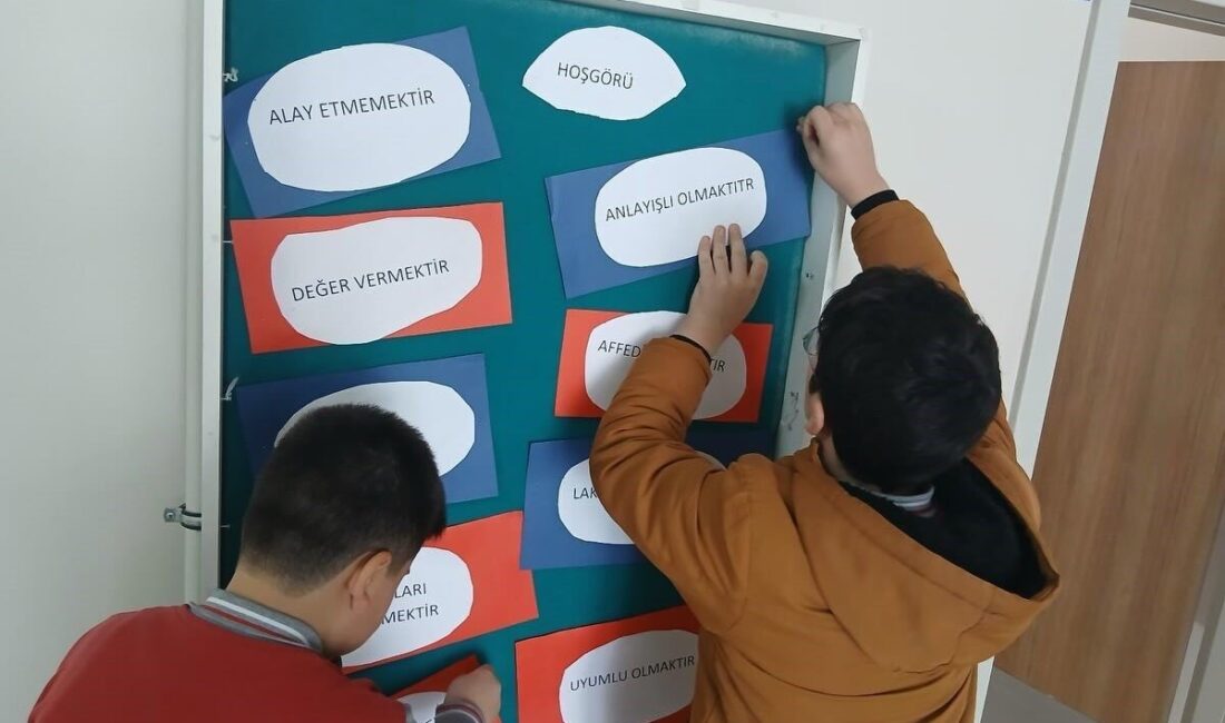 Aydıntepe İmam Hatip Ortaokulunda değerler eğitimi kapsamında hoşgörü temalı pano
