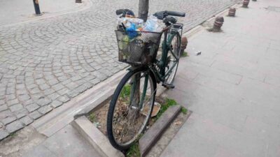 Eskişehir’de aylardır bir ağaca kilitli halde duran bisikletin sepeti, duyarsız