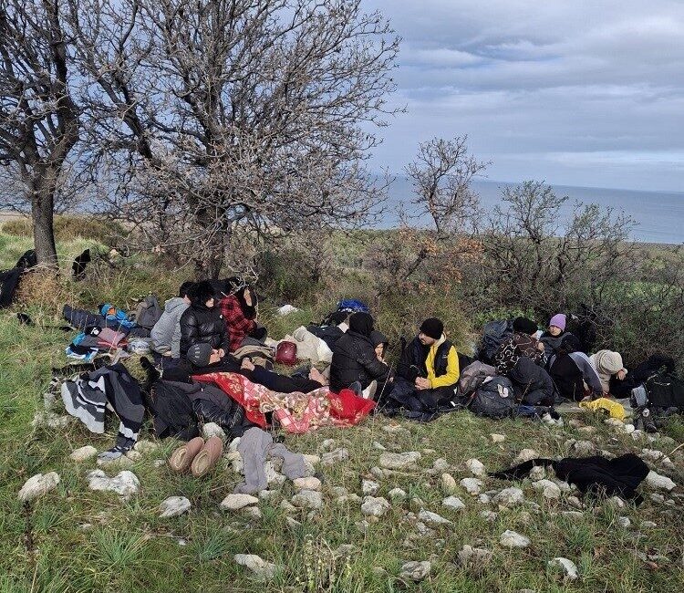 Çanakkale’nin Ayvacık ilçesinde Sahil Güvenlik ve jandarma ekipleri tarafından karada