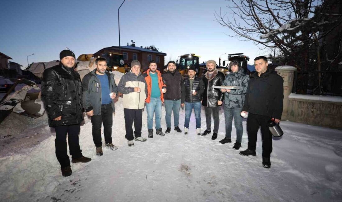 Aziziye Belediye Başkanı Emrullah Akpunar, sahada karla mücadele çalışması yürüten