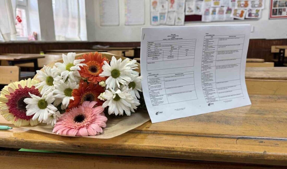 Adana’da babaları tarafından öldürülen Ada ve Mert’in karneleri, çiçeklerle birlikte