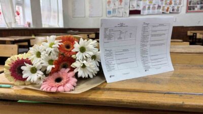 Adana’da babaları tarafından öldürülen Ada ve Mert’in karneleri, çiçeklerle birlikte