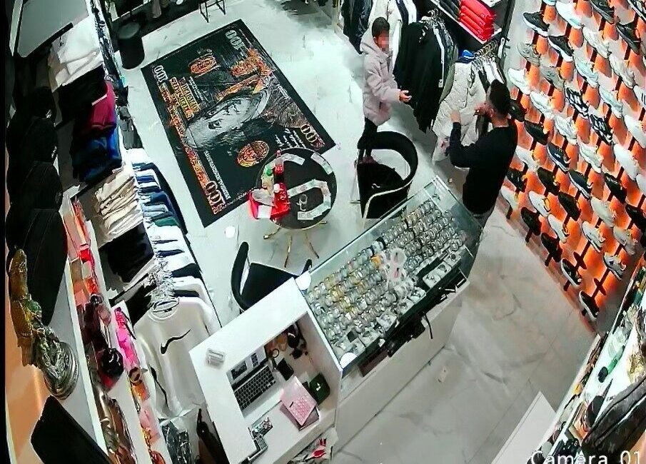 Alanya’da elindeki 100 TL ile giyim mağazasına girip doğum günü