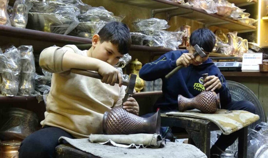 Gaziantep’te 7 yaşındayken babasından öğrenmeye başladığı bakırcılık mesleğini 13 ve