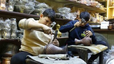 Gaziantep’te 7 yaşındayken babasından öğrenmeye başladığı bakırcılık mesleğini 13 ve