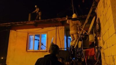 Bursa’da bir evin bacasında çıkan yangın mahalleyi sokağa döktü. İtfaiyenin
