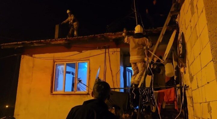 Bursa’da bir evin bacasında çıkan yangın mahalleyi sokağa döktü. İtfaiyenin