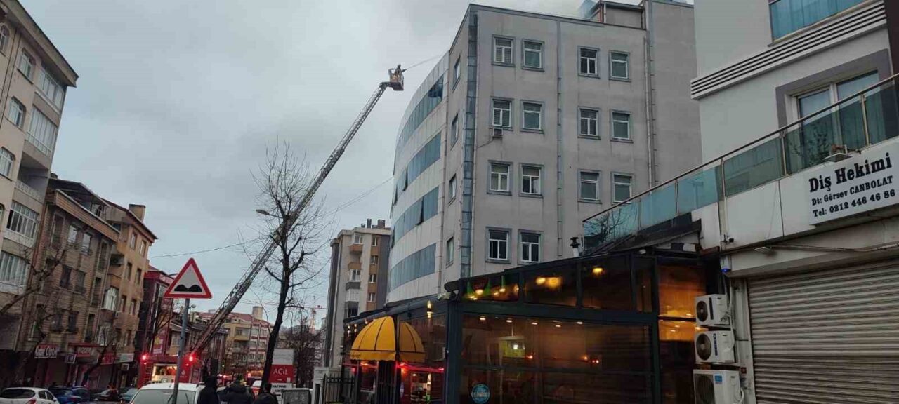 İstanbul Bağcılar’da “yenidoğan çetesi” soruşturması kapsamında kapatılan özel hastanenin çatısında