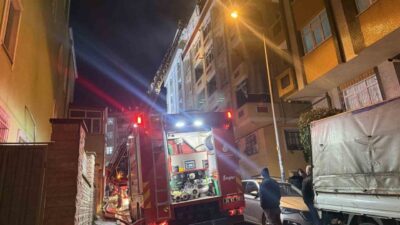 Bahçelievler’de bulunan bir binan çatı katında çıkan yangın, bitişiğindeki çatıya