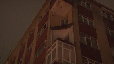 Bahçelievler’de etkili olan sağanak yağış sonrası bir binanın balkonu tamamen