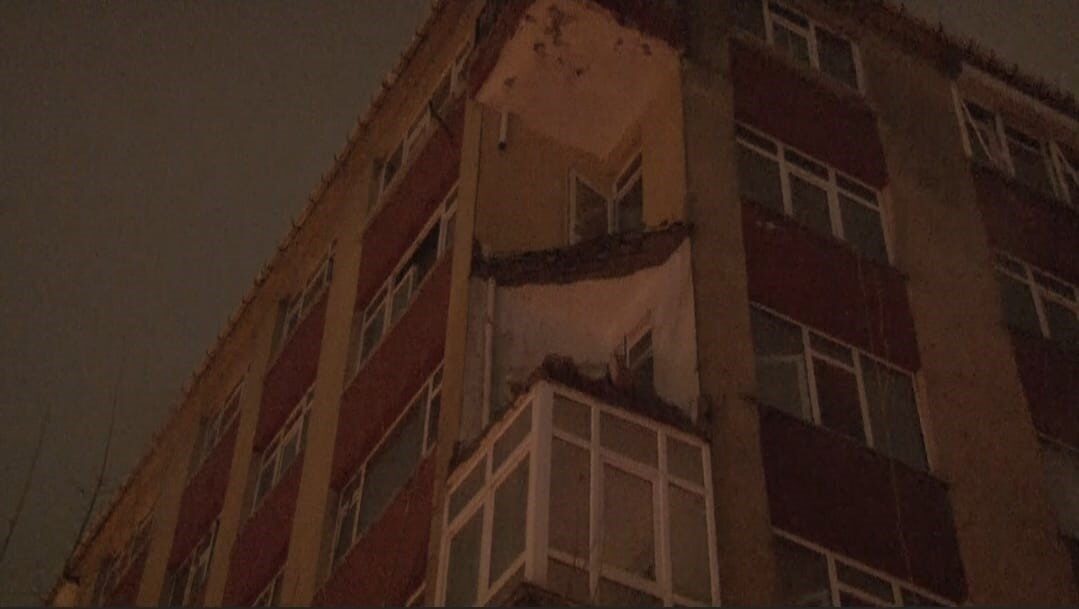 Bahçelievler’de etkili olan sağanak yağış sonrası bir binanın balkonu tamamen