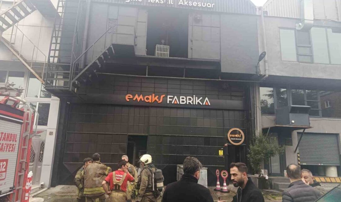 İstanbul Bahçelievler’de bulunan polyester fabrikasında yangın çıktı. İtfaiye ekipleri tarafından