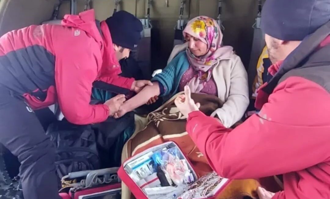 Bahçesaray ilçesinde yolun kapalı olması nedeniyle karayoluyla ulaşılamayan hamile hasta,