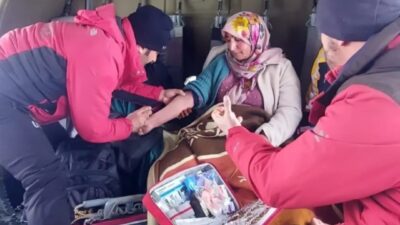 Bahçesaray ilçesinde yolun kapalı olması nedeniyle karayoluyla ulaşılamayan hamile hasta,