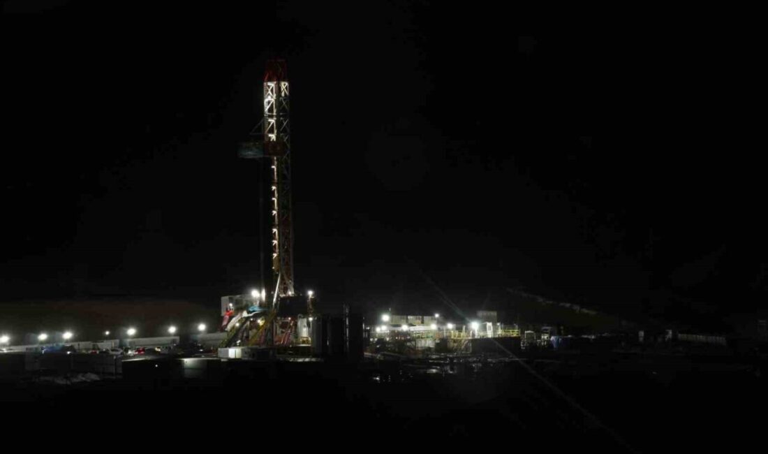 Enerji ve Tabii Kaynaklar Bakanı Alparslan Bayraktar, yeni yıl akşamında