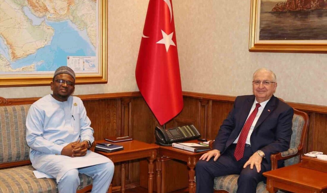 Milli Savunma Bakanı Yaşar Güler, Gana’nın Ankara Büyükelçisi Abdul Nasiru-Deen’i