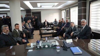 Çalışma ve Sosyal Güvenlik Bakanlığı Bakan Yardımcısı Ahmet Aydın, beraberindeki