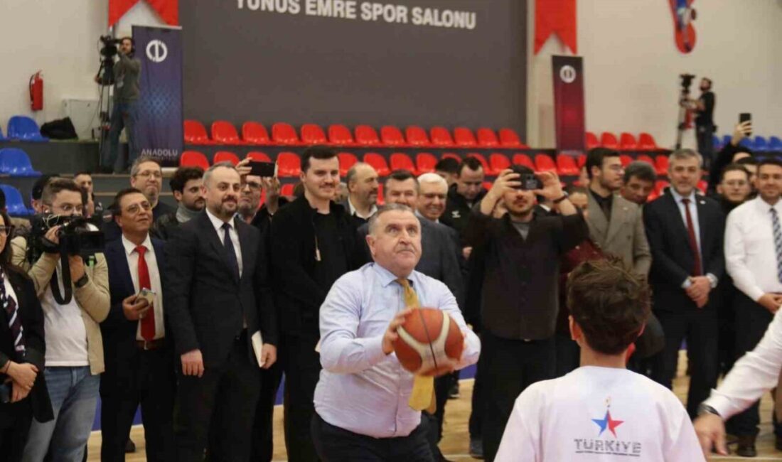 Eskişehir’de Yunus Emre Kapalı Spor Salonu açılışına katılan Gençlik ve