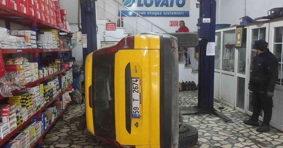 Tekirdağ’ın Çerkezköy ilçesinde bakım için oto servisine bırakılan taksi, liftte