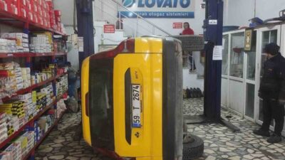 Tekirdağ’ın Çerkezköy ilçesinde bakım için oto servisine bırakılan taksi, liftte