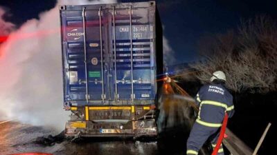 Anadolu Otoyolu Düzce geçişinde balatalarından tutuşan tırdaki yangın itfaiye ekiplerinin