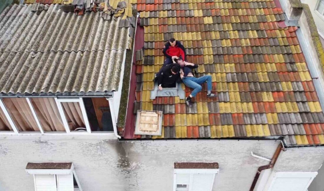 Balıkesir’in Altıeylül ilçesinde atlamak için çatıya çıkan şahıs, polis ve