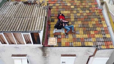 Balıkesir’in Altıeylül ilçesinde atlamak için çatıya çıkan şahıs, polis ve