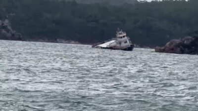 Balıkesir’in Ayvalık ilçesinde etkili olan kuvvetli lodos bir feribotu sürükledi.