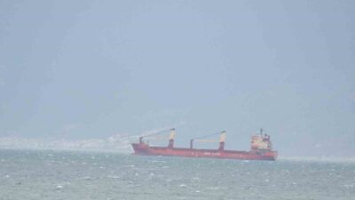 Kuzey Ege’de akşam saatlerinden itibaren şiddetini artıran lodos fırtınası devam