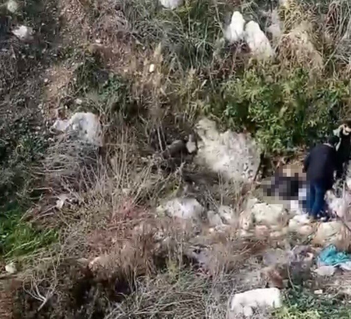 Mersin’in Silifke ilçesinde boş arazide ceset bulundu. Yapılan parmak izi