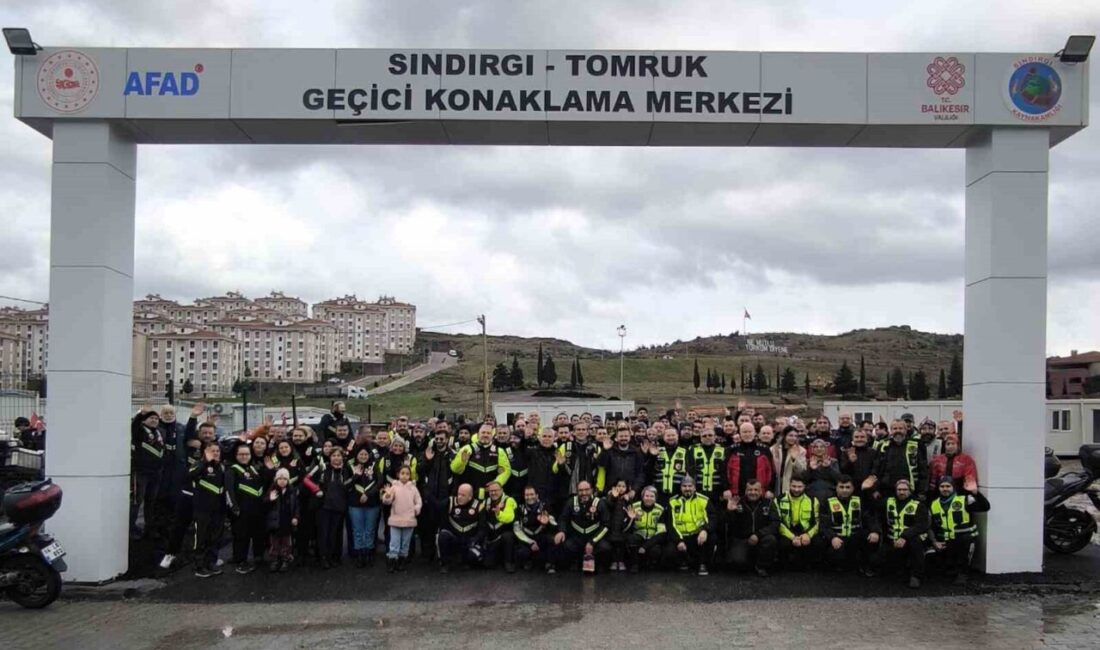 Balıkesir’in Sındırgı ilçesinde yaşanan depremlerin ardından bölgeye destek veren motosiklet