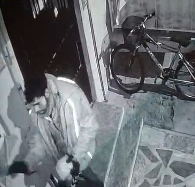 Eskişehir’de bir apartmanın balkonunda bulunan motosiklet ekipmanlarını çalan amatör hırsız,