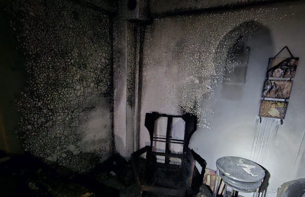 Balıkesir’in Bandırma ilçesinde bir binada çıkan yangında üst katta mahsur