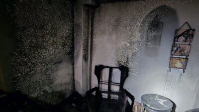 Balıkesir’in Bandırma ilçesinde bir binada çıkan yangında üst katta mahsur