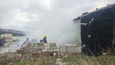 Balıkesir’in Bandırma ilçesinde metruk bir binada çıkan yangında, içeride yaşayan