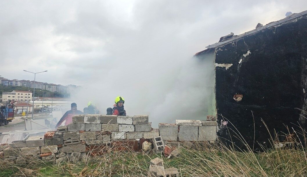 Balıkesir’in Bandırma ilçesinde metruk bir binada çıkan yangında, içeride yaşayan