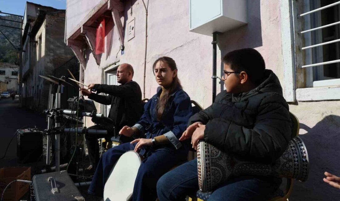 Adana’nın Kozan ilçesinde, Barış Manço’nun annesi Rikkat Uyanık ile birlikte