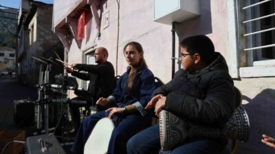 Adana’nın Kozan ilçesinde, Barış Manço’nun annesi Rikkat Uyanık ile birlikte