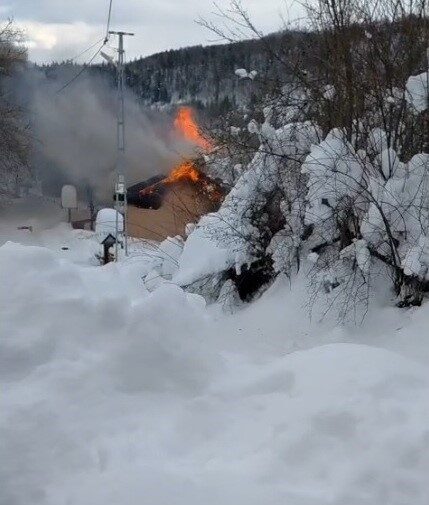 Bartın’da 1125 metre rakımda bulunan Isırganlı köyündeki tek katlı evde