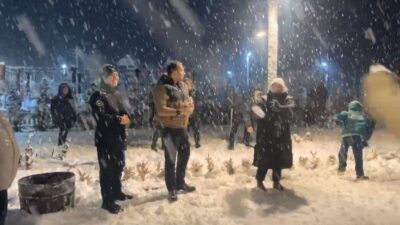 Bartın’ın Ulus ilçe protokolü vatandaşlarla kar tapu oynayarak yoğun kar