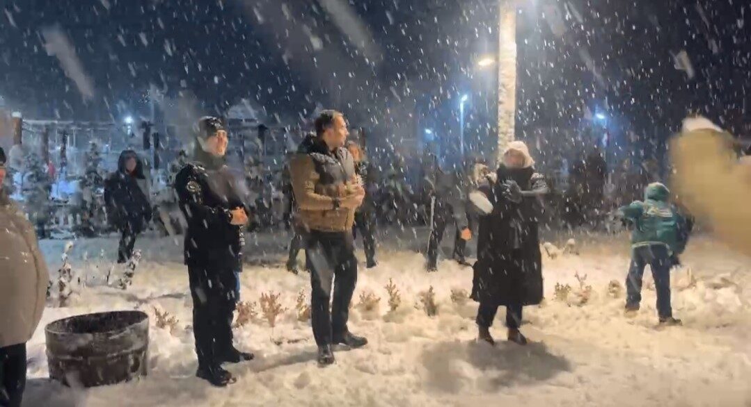 Bartın’ın Ulus ilçe protokolü vatandaşlarla kar tapu oynayarak yoğun kar
