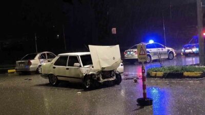 Bartın’da seyir halinde bulunan bir otomobil, kavşaktan çıkan başka bir