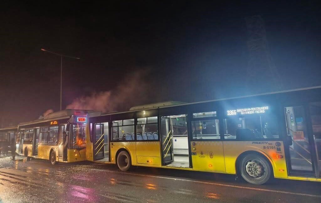 Başakşehir Fenertepe Yolu Habipler istikametinde 3 İETT otobüsünün karıştığı bir