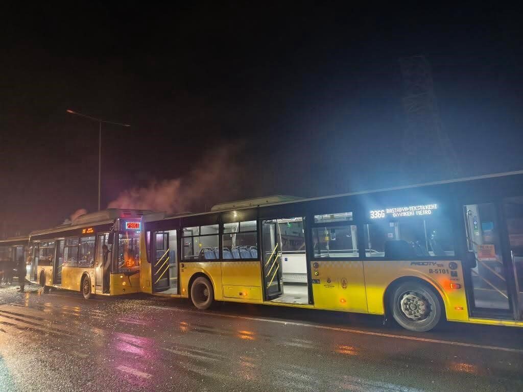 Başakşehir Fenertepe Yolu Habipler istikametinde 3 İETT otobüsünün karıştığı bir