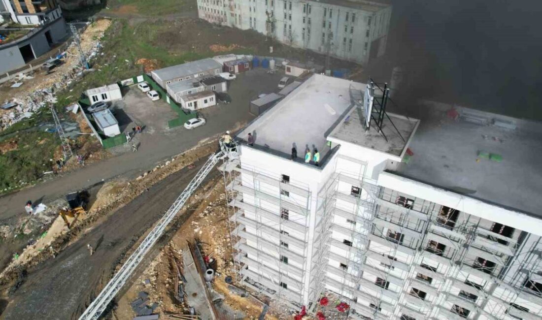İstanbul’un Başakşehir ilçesinde şantiye alanında çıkan yangında çatıya sığınan işçiler,