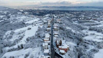Başiskele’de belediye ekipleri, kar yağışının etkili olduğu yüksek kesimlerde ulaşımda